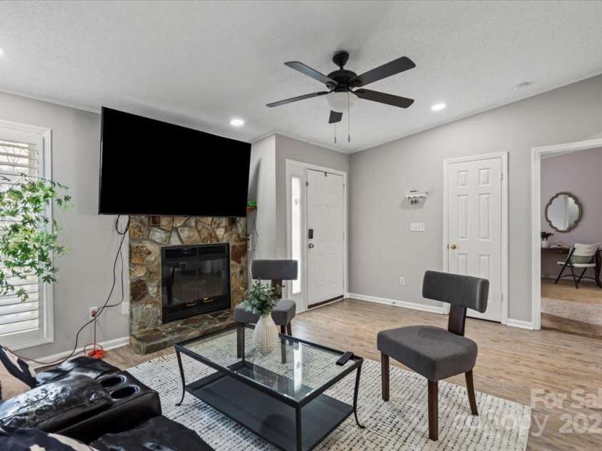 8220 Terra Linda Lane, Charlotte, NC 28215.  MLS# CAR4237364, YatesRealty ID 9122. 