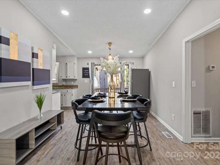 8220 Terra Linda Lane, Charlotte, NC 28215.  MLS# CAR4237364, YatesRealty ID 9122. 