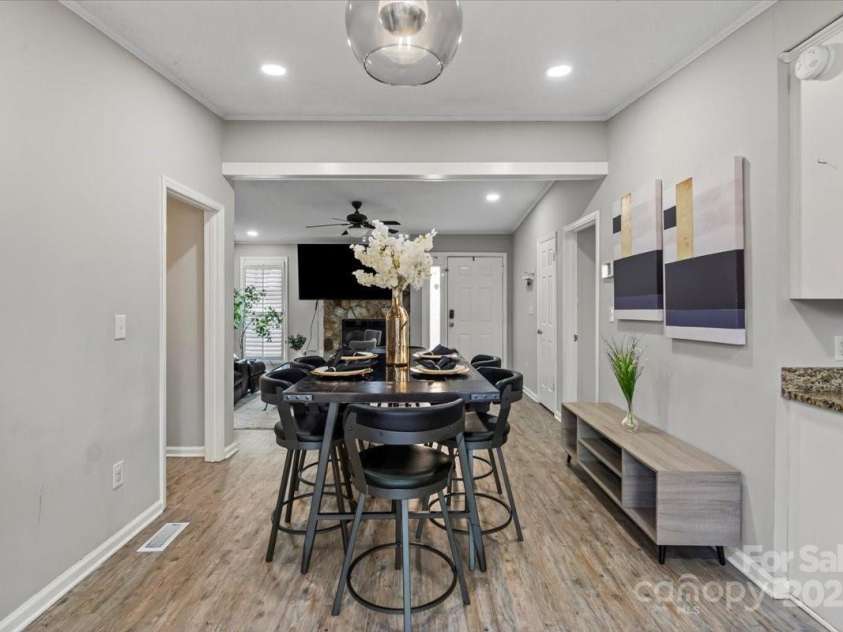 8220 Terra Linda Lane, Charlotte, NC 28215.  MLS# CAR4237364, YatesRealty ID 9122. 