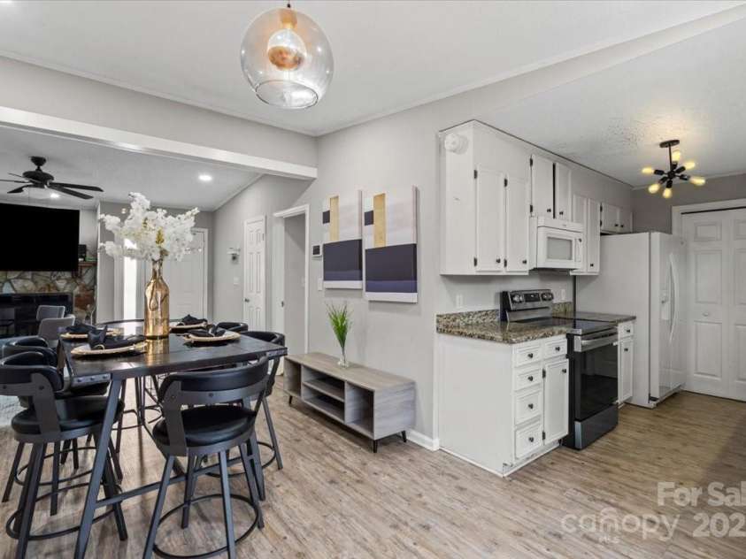 8220 Terra Linda Lane, Charlotte, NC 28215.  MLS# CAR4237364, YatesRealty ID 9122. 