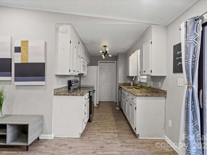 8220 Terra Linda Lane, Charlotte, NC 28215.  MLS# CAR4237364, YatesRealty ID 9122. 