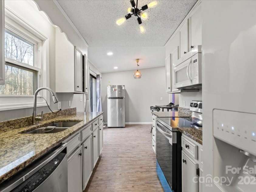 8220 Terra Linda Lane, Charlotte, NC 28215.  MLS# CAR4237364, YatesRealty ID 9122. 