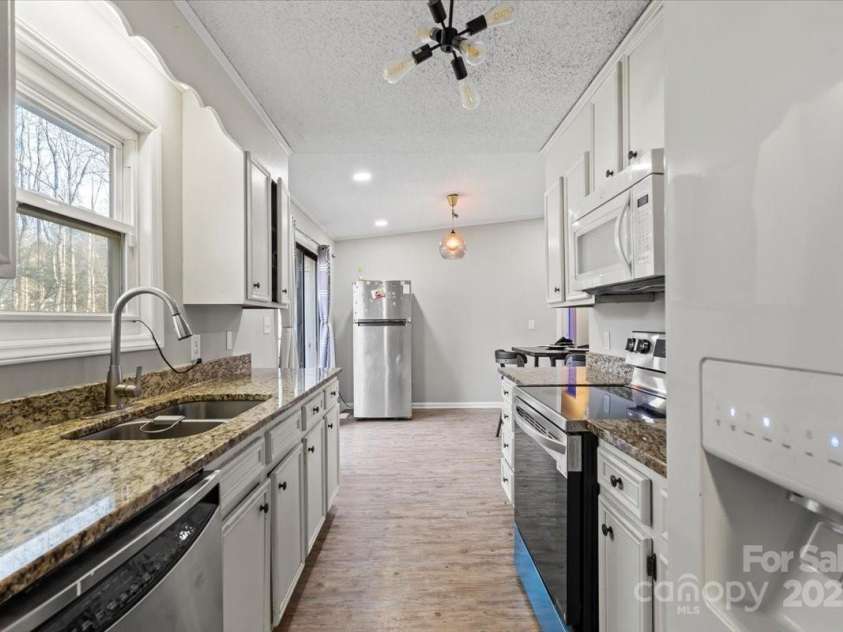 8220 Terra Linda Lane, Charlotte, NC 28215.  MLS# CAR4237364, YatesRealty ID 9122. 