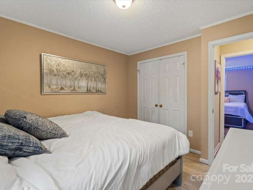 8220 Terra Linda Lane, Charlotte, NC 28215.  MLS# CAR4237364, YatesRealty ID 9122. 