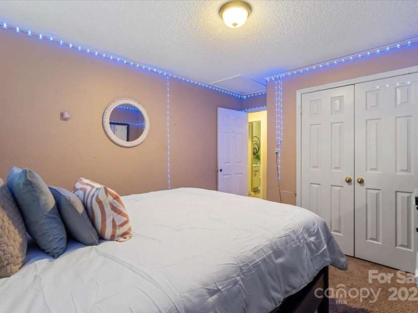 8220 Terra Linda Lane, Charlotte, NC 28215.  MLS# CAR4237364, YatesRealty ID 9122. 