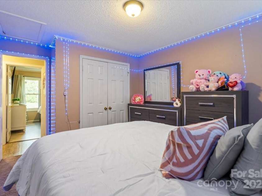 8220 Terra Linda Lane, Charlotte, NC 28215.  MLS# CAR4237364, YatesRealty ID 9122. 