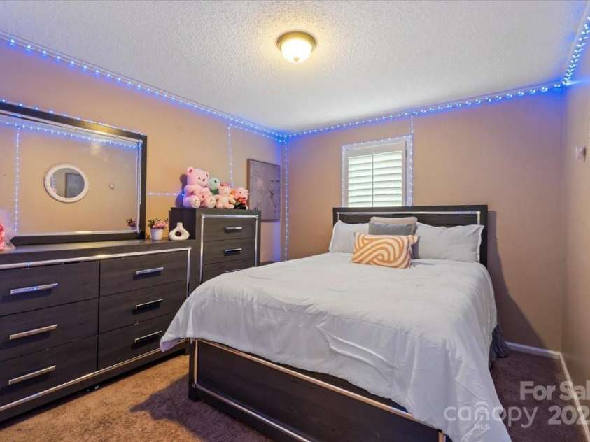 8220 Terra Linda Lane, Charlotte, NC 28215.  MLS# CAR4237364, YatesRealty ID 9122. 