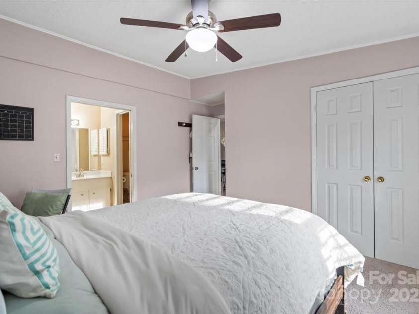 8220 Terra Linda Lane, Charlotte, NC 28215.  MLS# CAR4237364, YatesRealty ID 9122. 