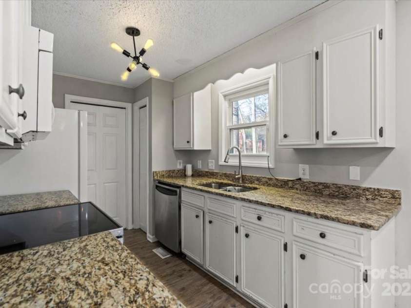 8220 Terra Linda Lane, Charlotte, NC 28215.  MLS# CAR4237364, YatesRealty ID 9122. 