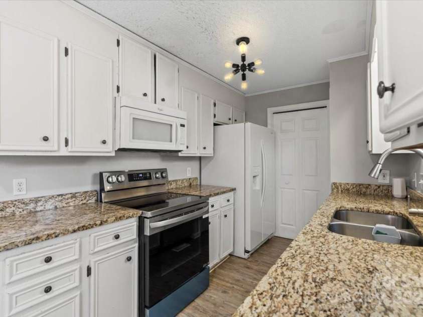 8220 Terra Linda Lane, Charlotte, NC 28215.  MLS# CAR4237364, YatesRealty ID 9122. 