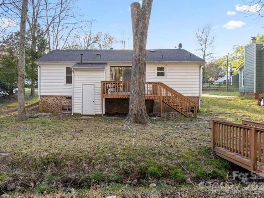 8220 Terra Linda Lane, Charlotte, NC 28215.  MLS# CAR4237364, YatesRealty ID 9122. 