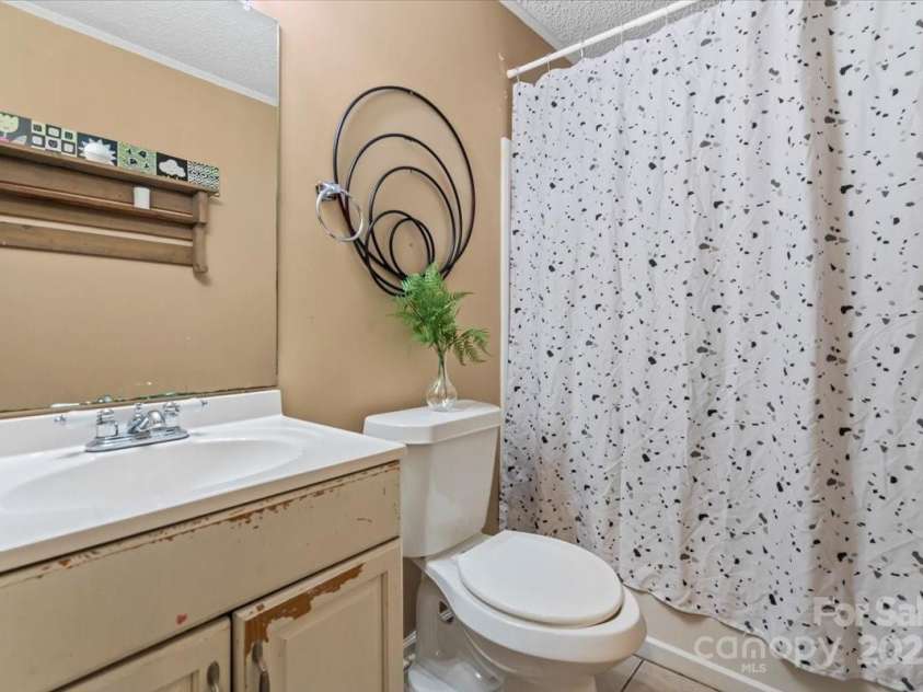 8220 Terra Linda Lane, Charlotte, NC 28215.  MLS# CAR4237364, YatesRealty ID 9122. 