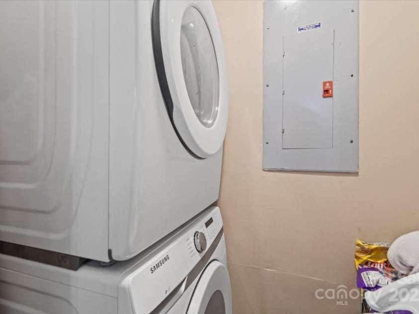 8220 Terra Linda Lane, Charlotte, NC 28215.  MLS# CAR4237364, YatesRealty ID 9122. 