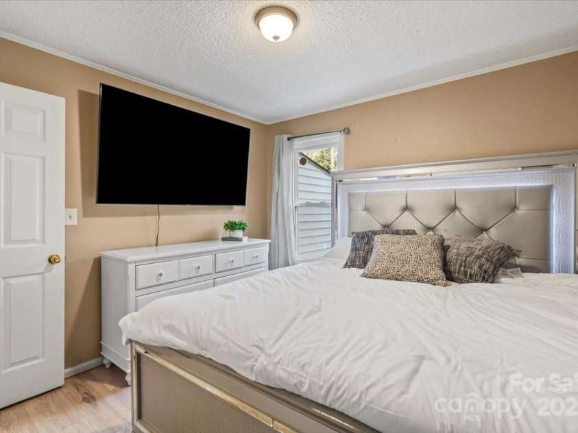 8220 Terra Linda Lane, Charlotte, NC 28215.  MLS# CAR4237364, YatesRealty ID 9122. 