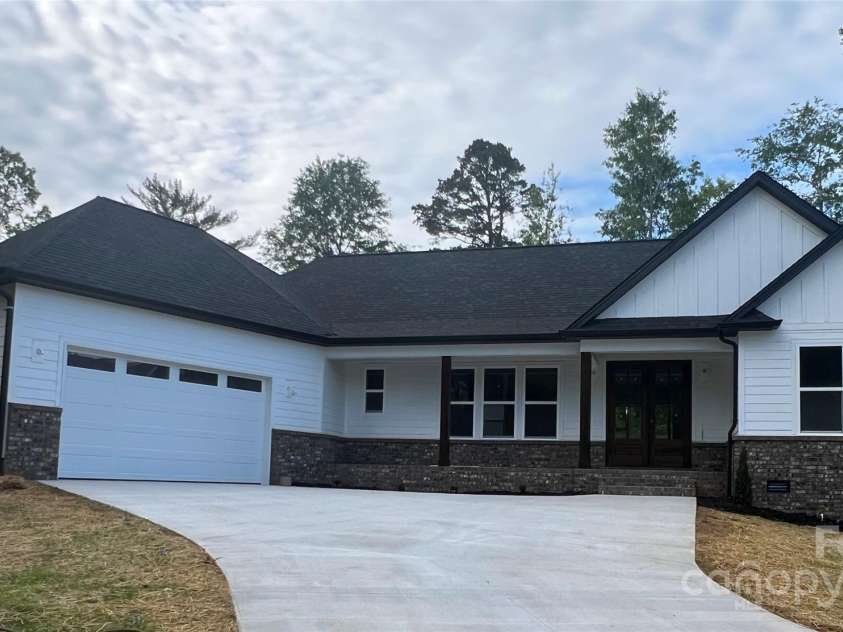 3723 Whitney Drive, Hickory, NC 28601.  MLS# CAR4250182, YatesRealty ID 9124. 