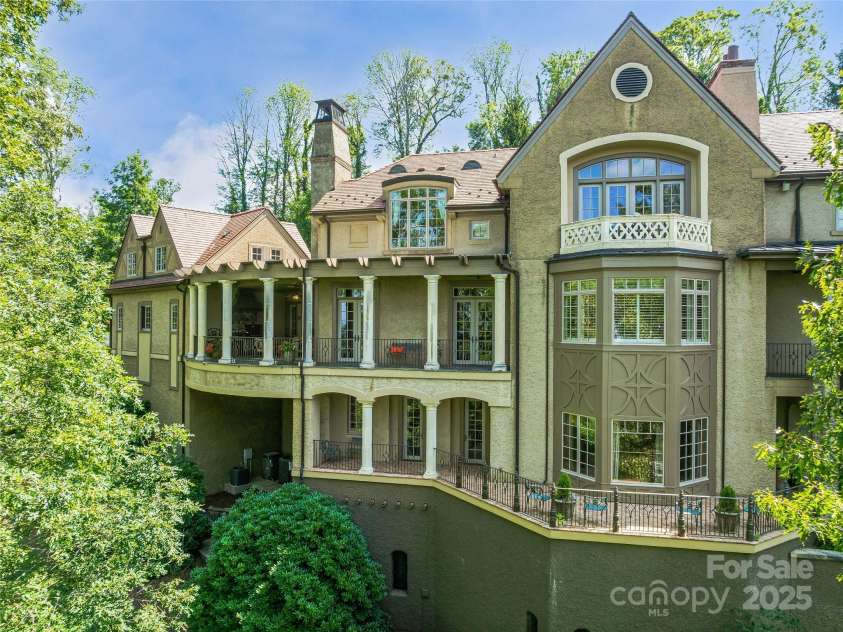 234 Skycliff Drive, Asheville, NC 28804.  MLS# CAR4280892, YatesRealty ID 9126. 