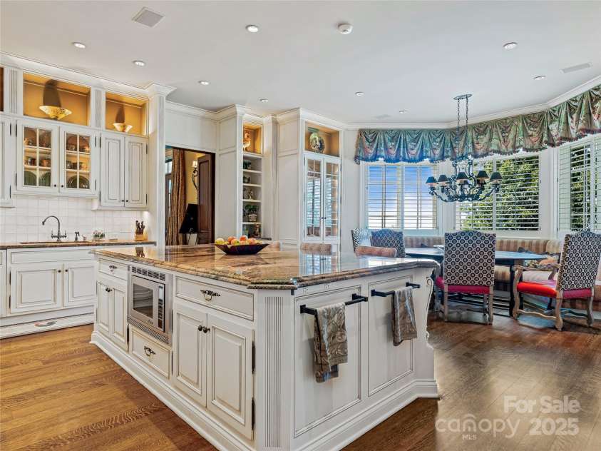 234 Skycliff Drive, Asheville, NC 28804.  MLS# CAR4280892, YatesRealty ID 9126. 
