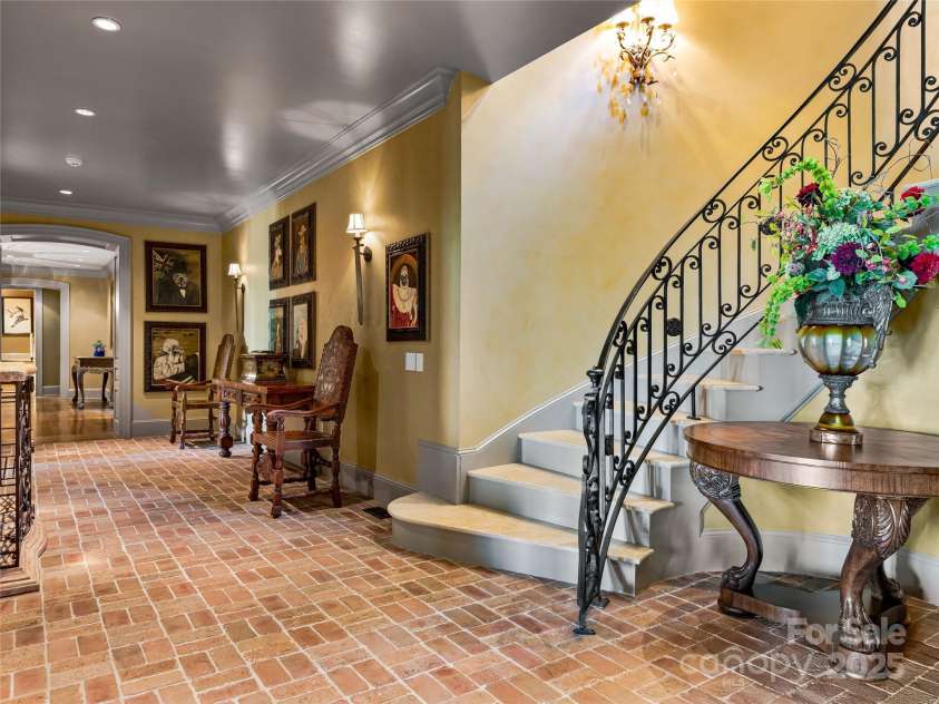 234 Skycliff Drive, Asheville, NC 28804.  MLS# CAR4280892, YatesRealty ID 9126. 