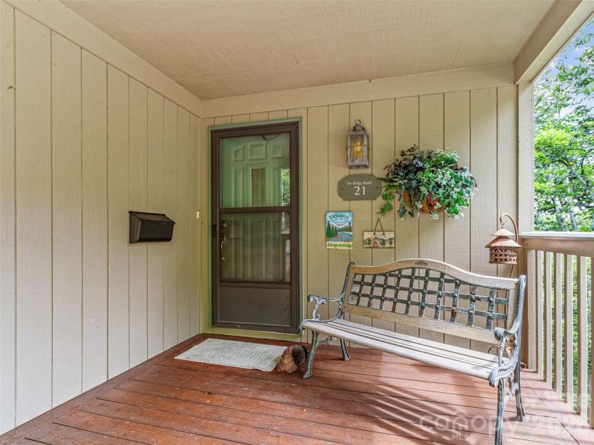 21 Ivy Ridge Road, Burnsville, NC 28714.  MLS# CAR4358150, YatesRealty ID 9127. 