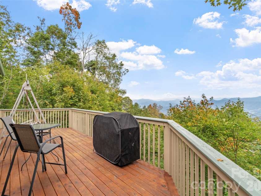 21 Ivy Ridge Road, Burnsville, NC 28714.  MLS# CAR4358150, YatesRealty ID 9127. 