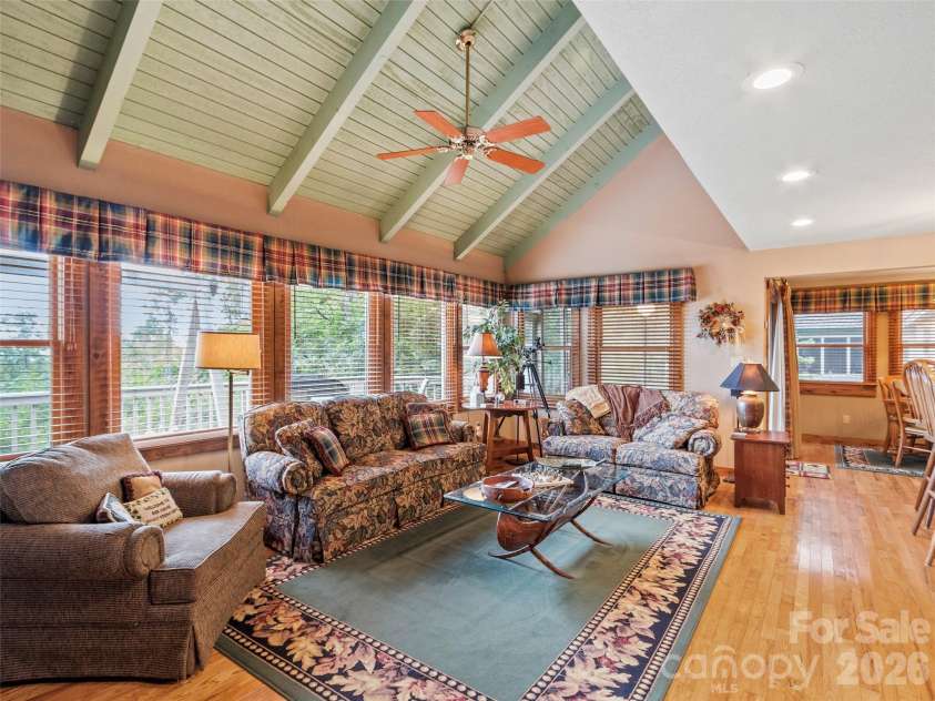 21 Ivy Ridge Road, Burnsville, NC 28714.  MLS# CAR4358150, YatesRealty ID 9127. 