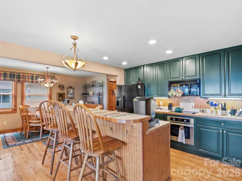 21 Ivy Ridge Road, Burnsville, NC 28714.  MLS# CAR4358150, YatesRealty ID 9127. 