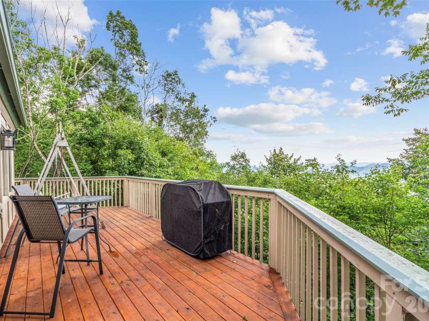 21 Ivy Ridge Road, Burnsville, NC 28714.  MLS# CAR4358150, YatesRealty ID 9127. 