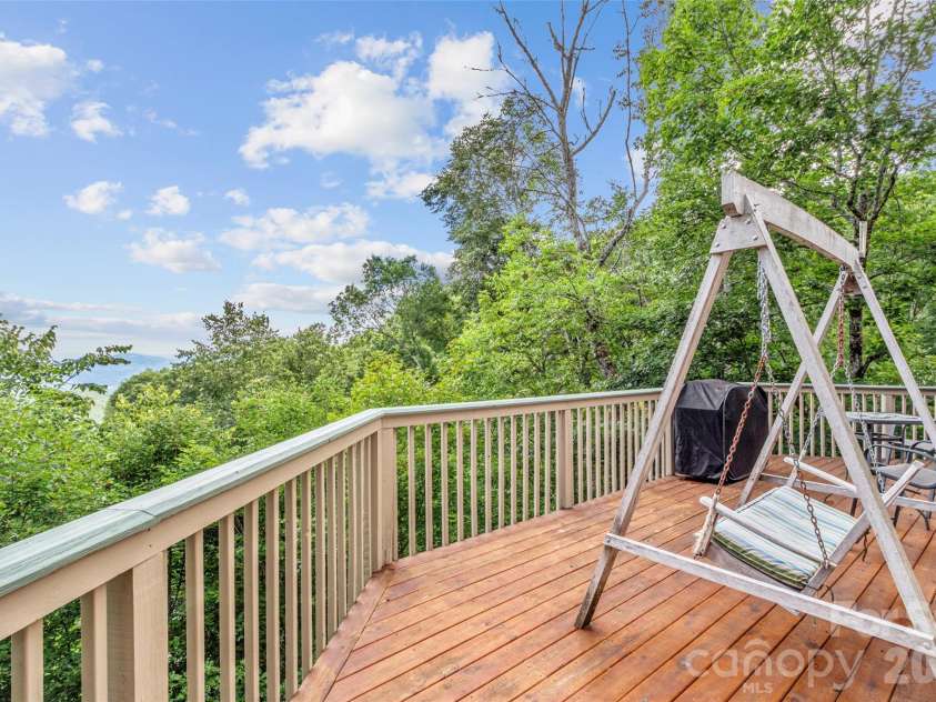 21 Ivy Ridge Road, Burnsville, NC 28714.  MLS# CAR4358150, YatesRealty ID 9127. 