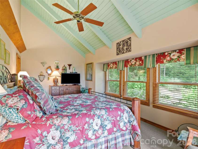 21 Ivy Ridge Road, Burnsville, NC 28714.  MLS# CAR4358150, YatesRealty ID 9127. 