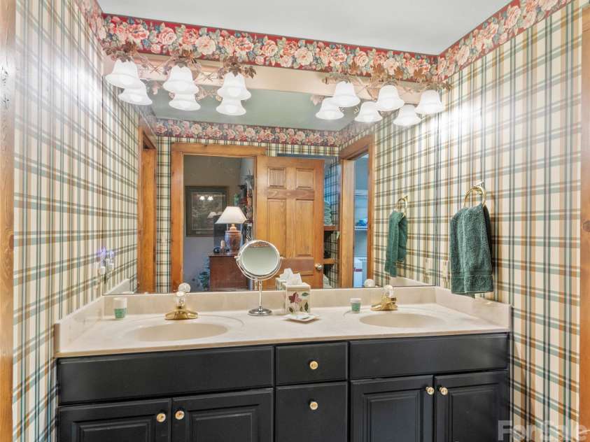 21 Ivy Ridge Road, Burnsville, NC 28714.  MLS# CAR4358150, YatesRealty ID 9127. 