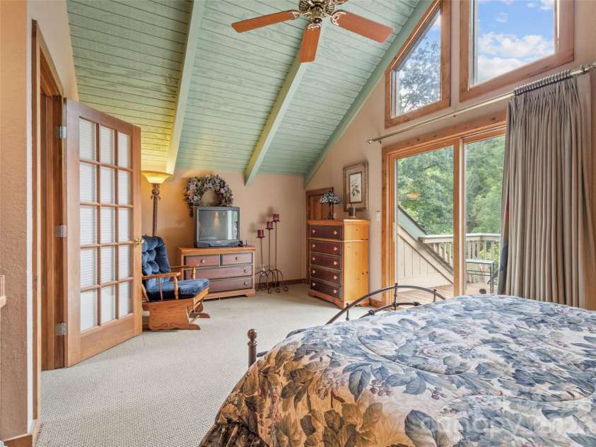 21 Ivy Ridge Road, Burnsville, NC 28714.  MLS# CAR4358150, YatesRealty ID 9127. 