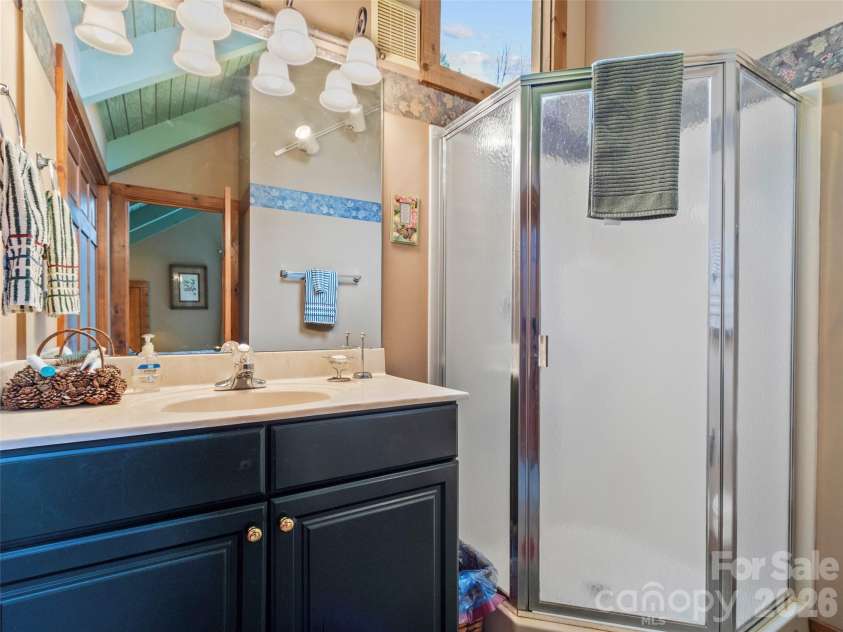 21 Ivy Ridge Road, Burnsville, NC 28714.  MLS# CAR4358150, YatesRealty ID 9127. 