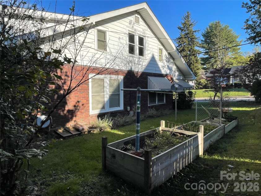 318 Academy Street, Canton, NC 28716.  MLS# CAR4404518, YatesRealty ID 913. 