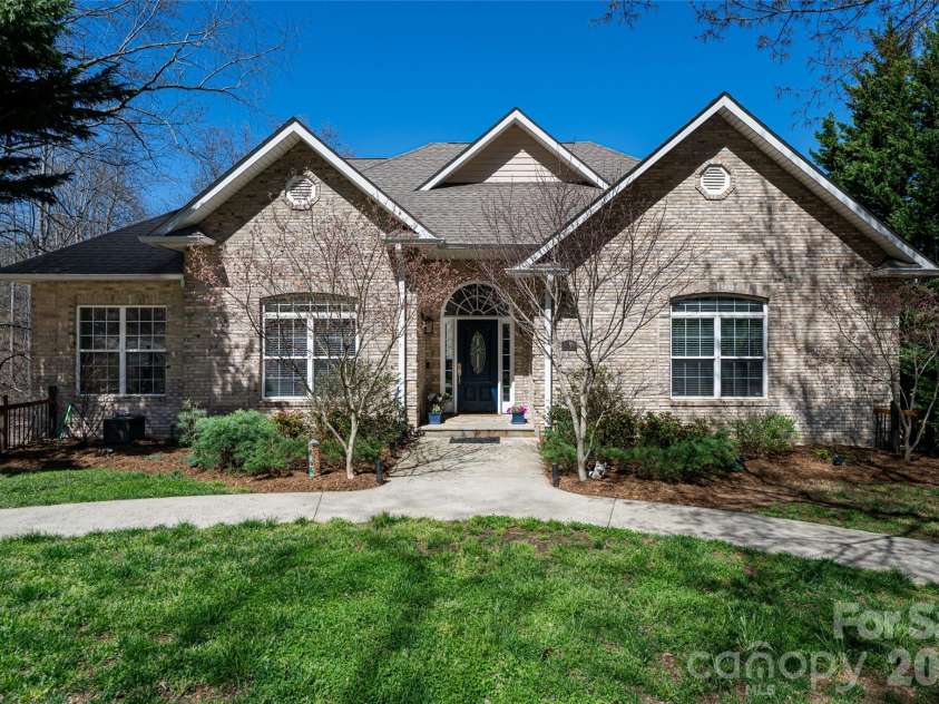 47 Timberwood Drive, Asheville, NC 28806.  MLS# CAR4360471, YatesRealty ID 9130. 