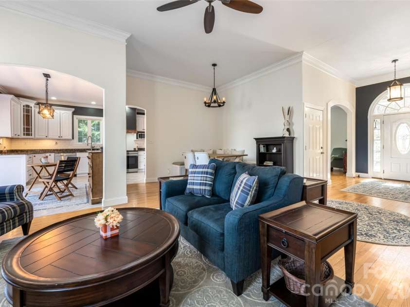 47 Timberwood Drive, Asheville, NC 28806.  MLS# CAR4360471, YatesRealty ID 9130. 
