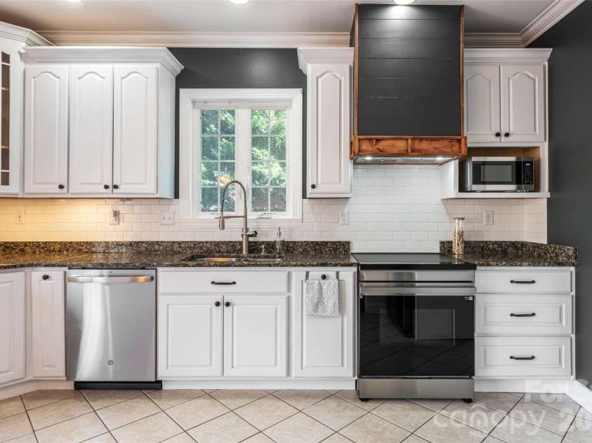 47 Timberwood Drive, Asheville, NC 28806.  MLS# CAR4360471, YatesRealty ID 9130. 