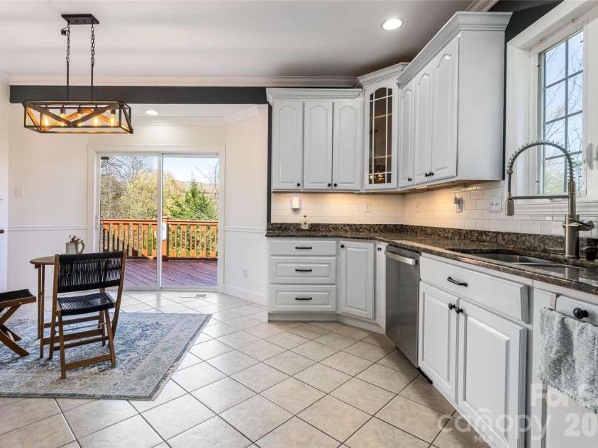 47 Timberwood Drive, Asheville, NC 28806.  MLS# CAR4360471, YatesRealty ID 9130. 