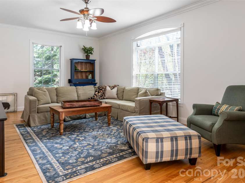 47 Timberwood Drive, Asheville, NC 28806.  MLS# CAR4360471, YatesRealty ID 9130. 