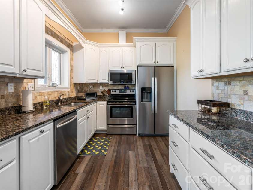 47 Timberwood Drive, Asheville, NC 28806.  MLS# CAR4360471, YatesRealty ID 9130. 