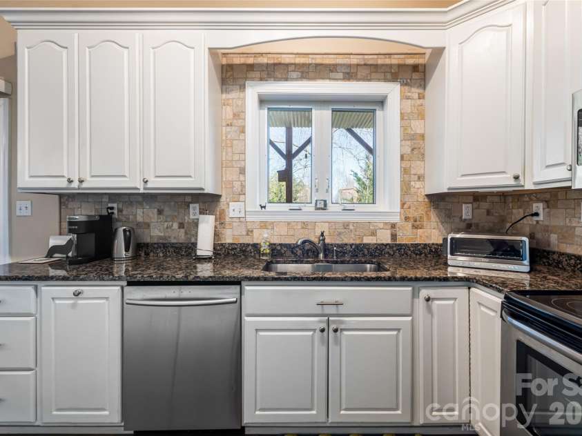 47 Timberwood Drive, Asheville, NC 28806.  MLS# CAR4360471, YatesRealty ID 9130. 