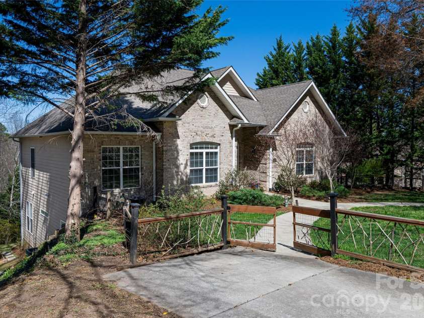 47 Timberwood Drive, Asheville, NC 28806.  MLS# CAR4360471, YatesRealty ID 9130. 