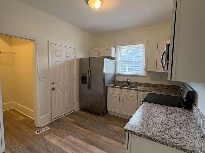 1313 Eastway Drive, Charlotte, NC 28205.  MLS# CAR4201068, YatesRealty ID 9133. 