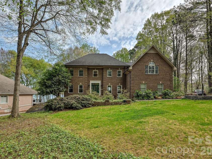 4841 Mountain Point Lane, Charlotte, NC 28216.  MLS# CAR4359009, YatesRealty ID 9134. 