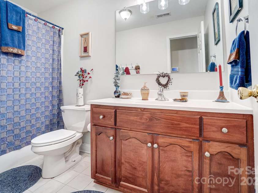 932 Dovefield Drive, York, SC 29745.  MLS# CAR4228457, YatesRealty ID 9139. Upstairs full bathroom