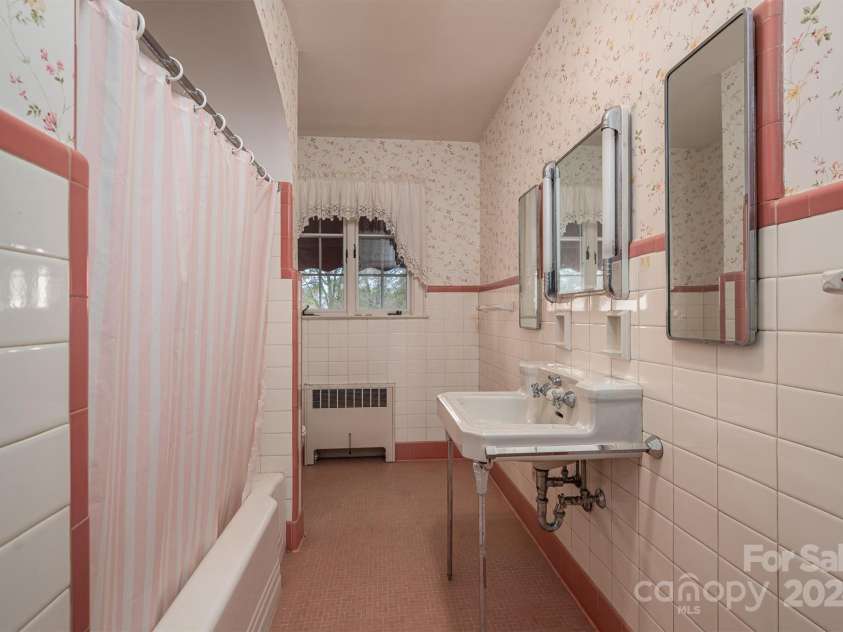 424 College Avenue, Newton, NC 28658.  MLS# CAR4189231, YatesRealty ID 9142. Bath on Upper Level