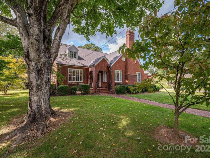 424 College Avenue, Newton, NC 28658.  MLS# CAR4189231, YatesRealty ID 9142. Front View