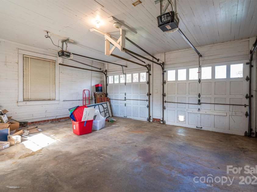 424 College Avenue, Newton, NC 28658.  MLS# CAR4189231, YatesRealty ID 9142. Garage