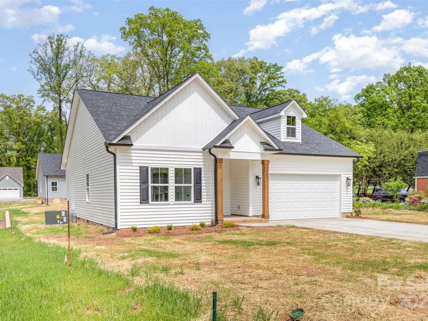 402 Walker Street, Kannapolis, NC 28081.  MLS# CAR4233592, YatesRealty ID 9143. 