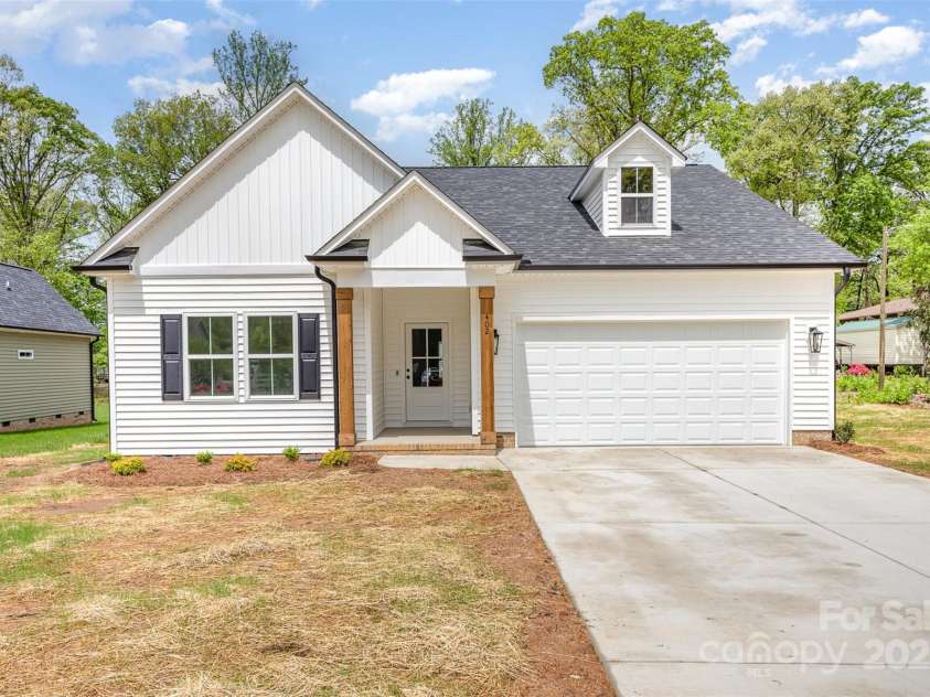402 Walker Street, Kannapolis, NC 28081.  MLS# CAR4233592, YatesRealty ID 9143. 