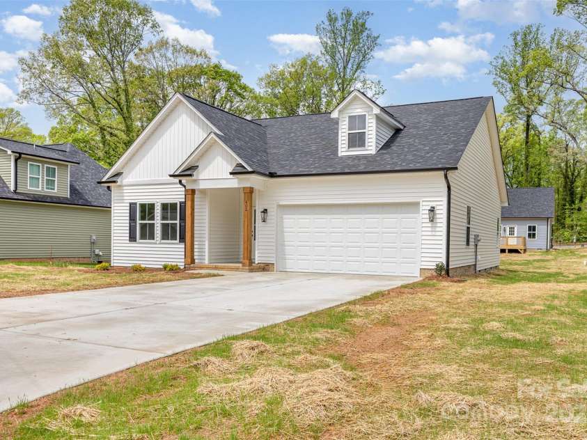 402 Walker Street, Kannapolis, NC 28081.  MLS# CAR4233592, YatesRealty ID 9143. 